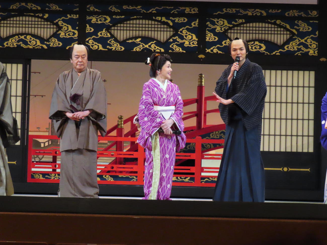 舞台「ふるあめりかに袖はぬらさじ」に出演する（左から）風間杜夫、大竹しのぶ、薮宏太（撮影・横山慧）