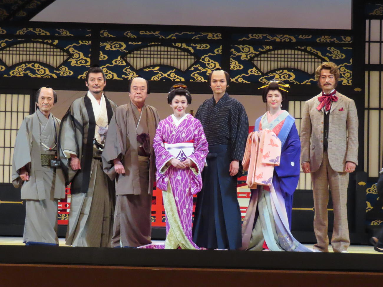 舞台「ふるあめりかに袖はぬらさじ」に出演する、左から徳井優、山口馬木也、風間杜夫、大竹しのぶ、薮宏太、美村里江、前川泰之（撮影・横山慧）