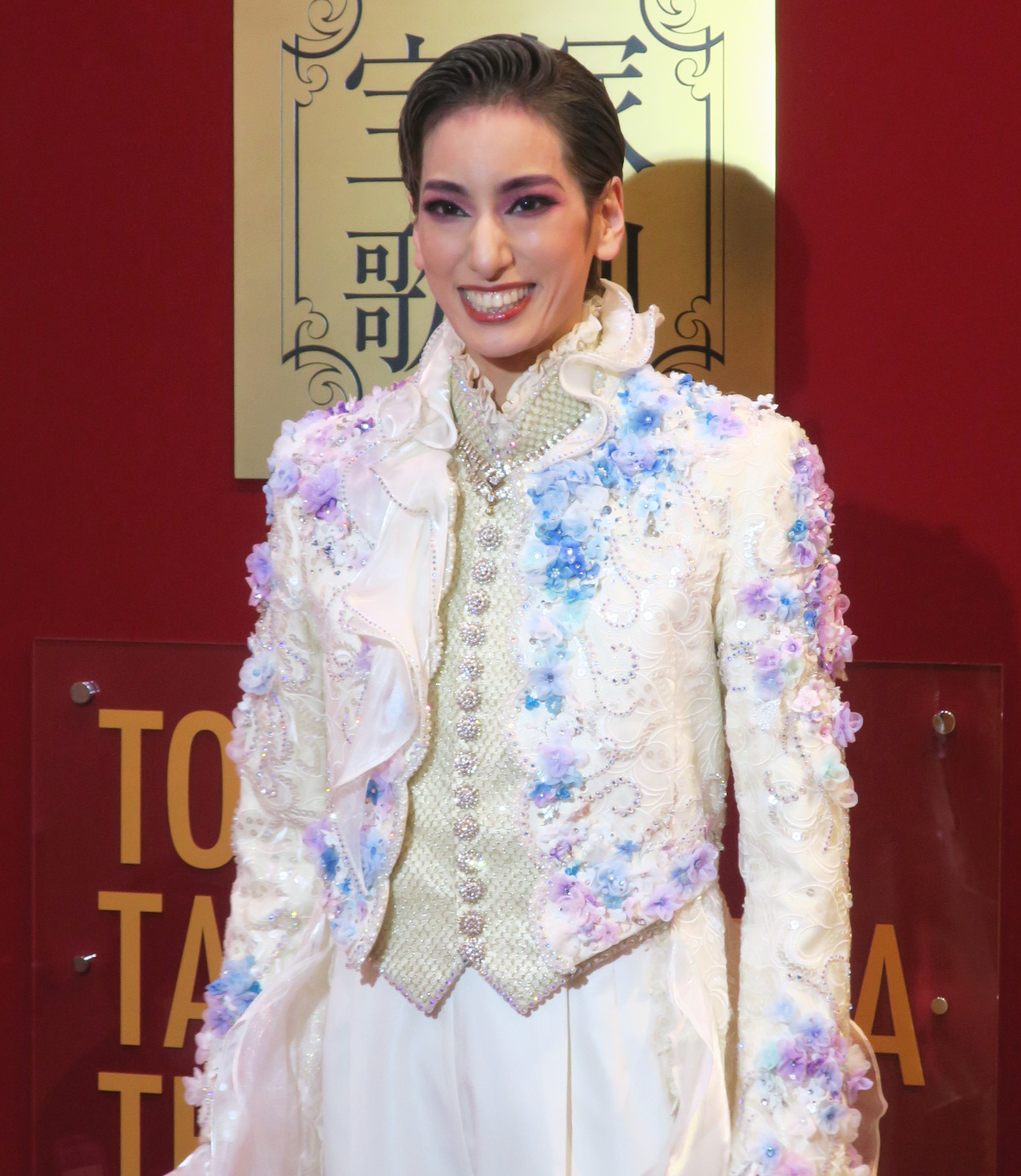 宝塚歌劇花組公演「鴛鴦歌合戦」「GRAND MIRAGE!」取材会で意気込みを語る柚香光