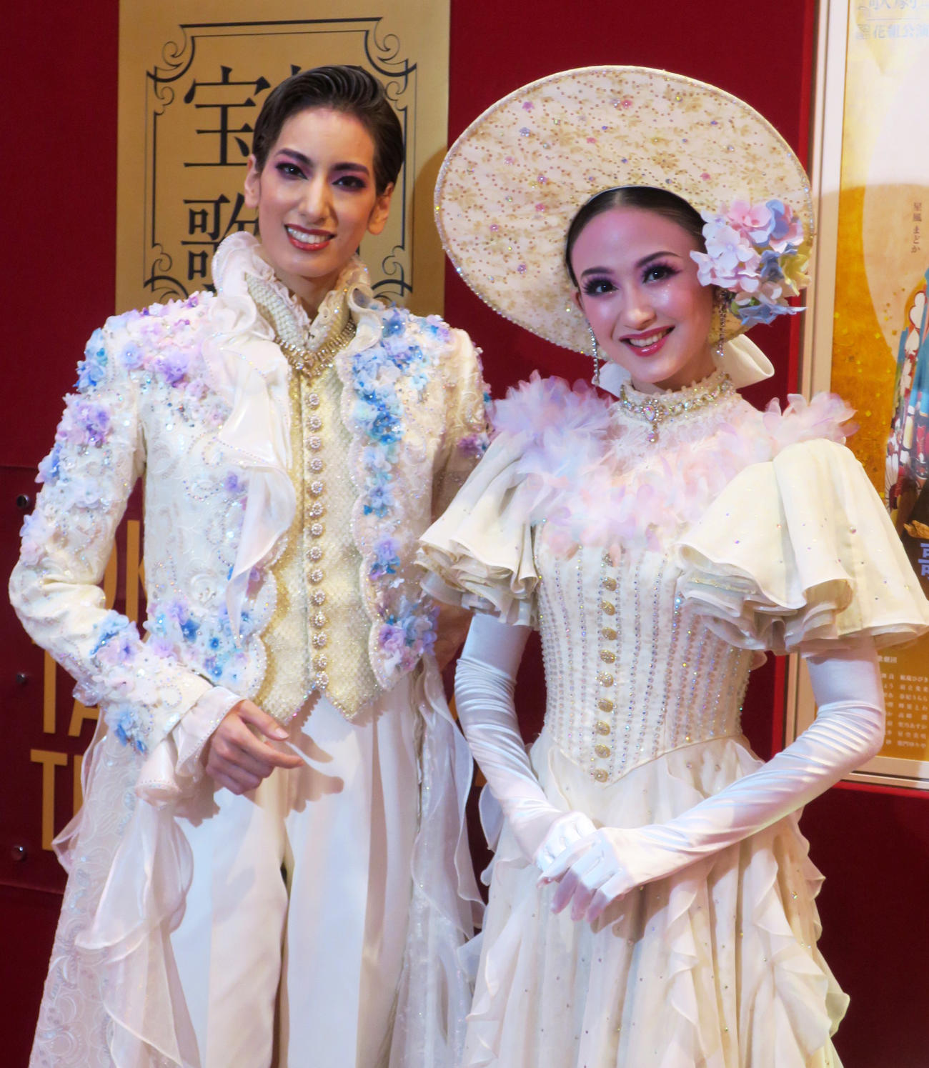 宝塚歌劇花組公演「鴛鴦歌合戦」「GRAND MIRAGE!」取材会で。左から、柚香光、星風まどか