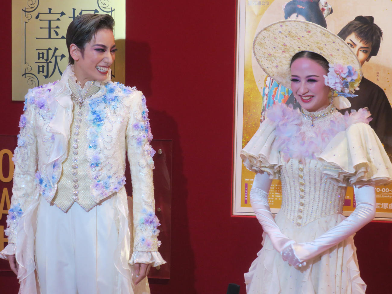 宝塚歌劇花組公演「鴛鴦歌合戦」「GRAND MIRAGE!」取材会で。左から、柚香光、星風まどか