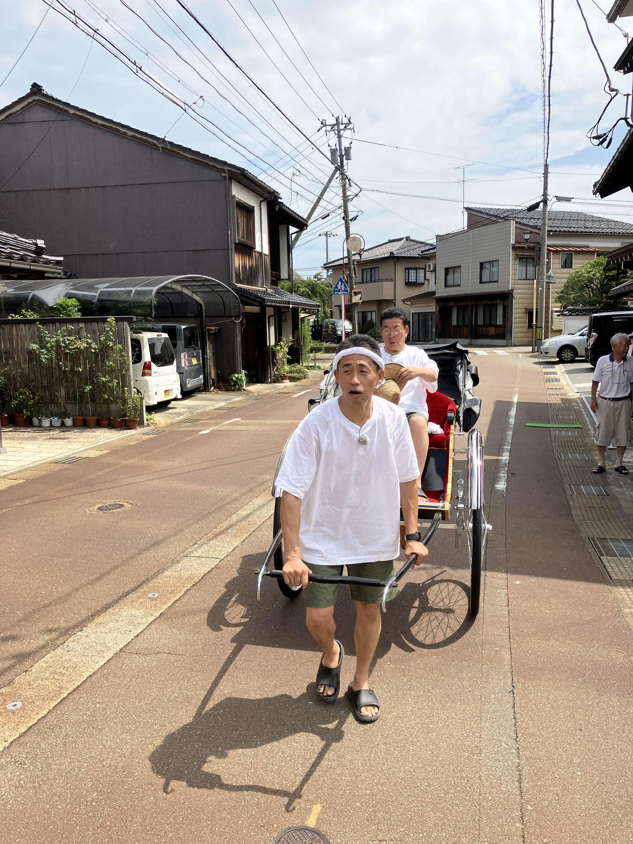 石田靖（前）が引く人力車に乗った西川きよし