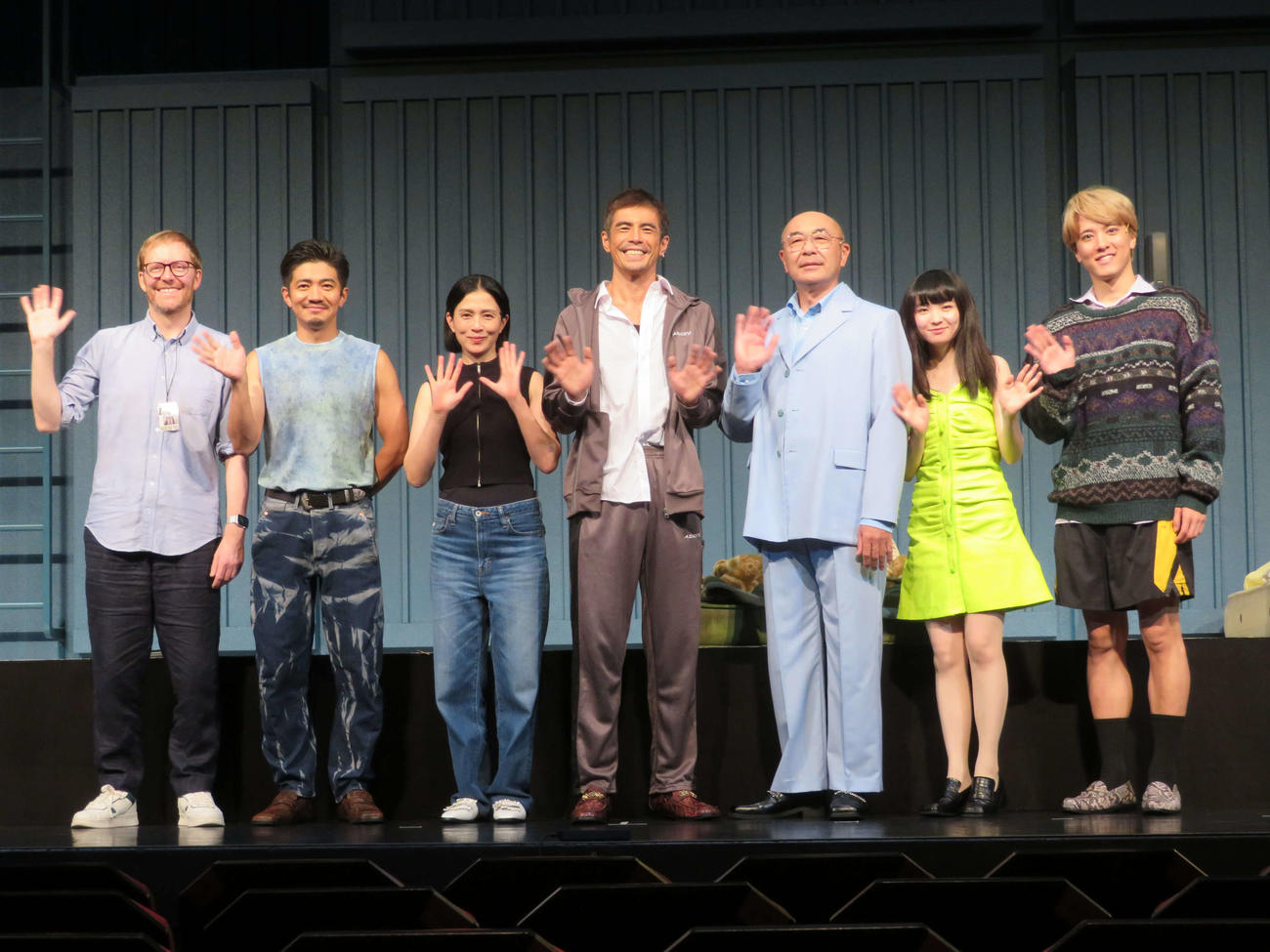 舞台「橋からの眺め」初日前会見に出席した、左からジョー・ヒル=ギビンズ氏、和田正人、坂井真紀、伊藤英明、高橋克実、福地桃子、松島庄汰（撮影・村上幸将）