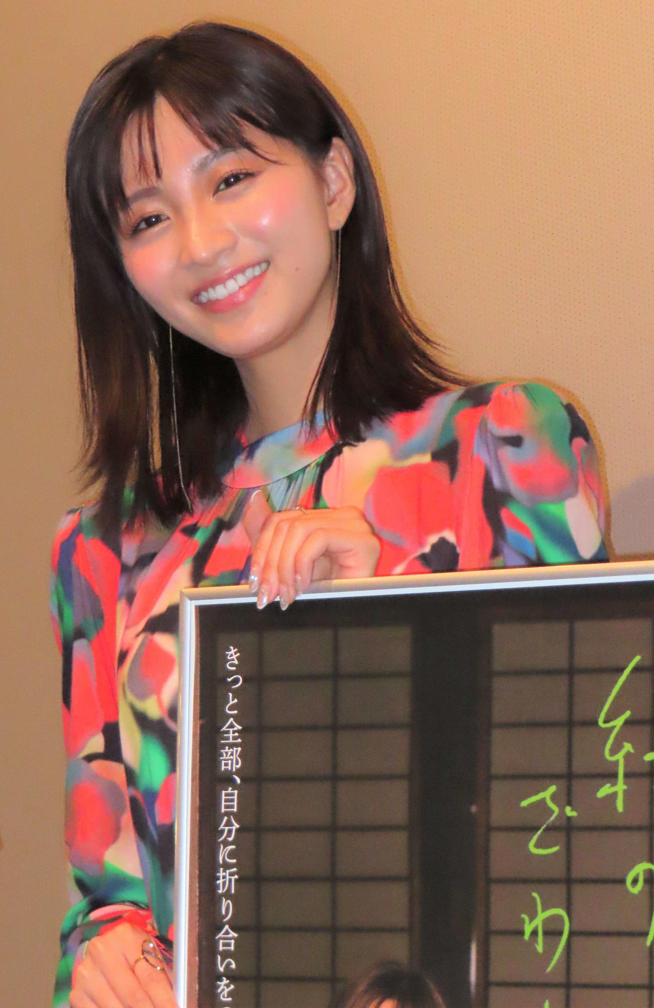 映画「緑のざわめき」初日舞台あいさつに出席した岡崎紗絵