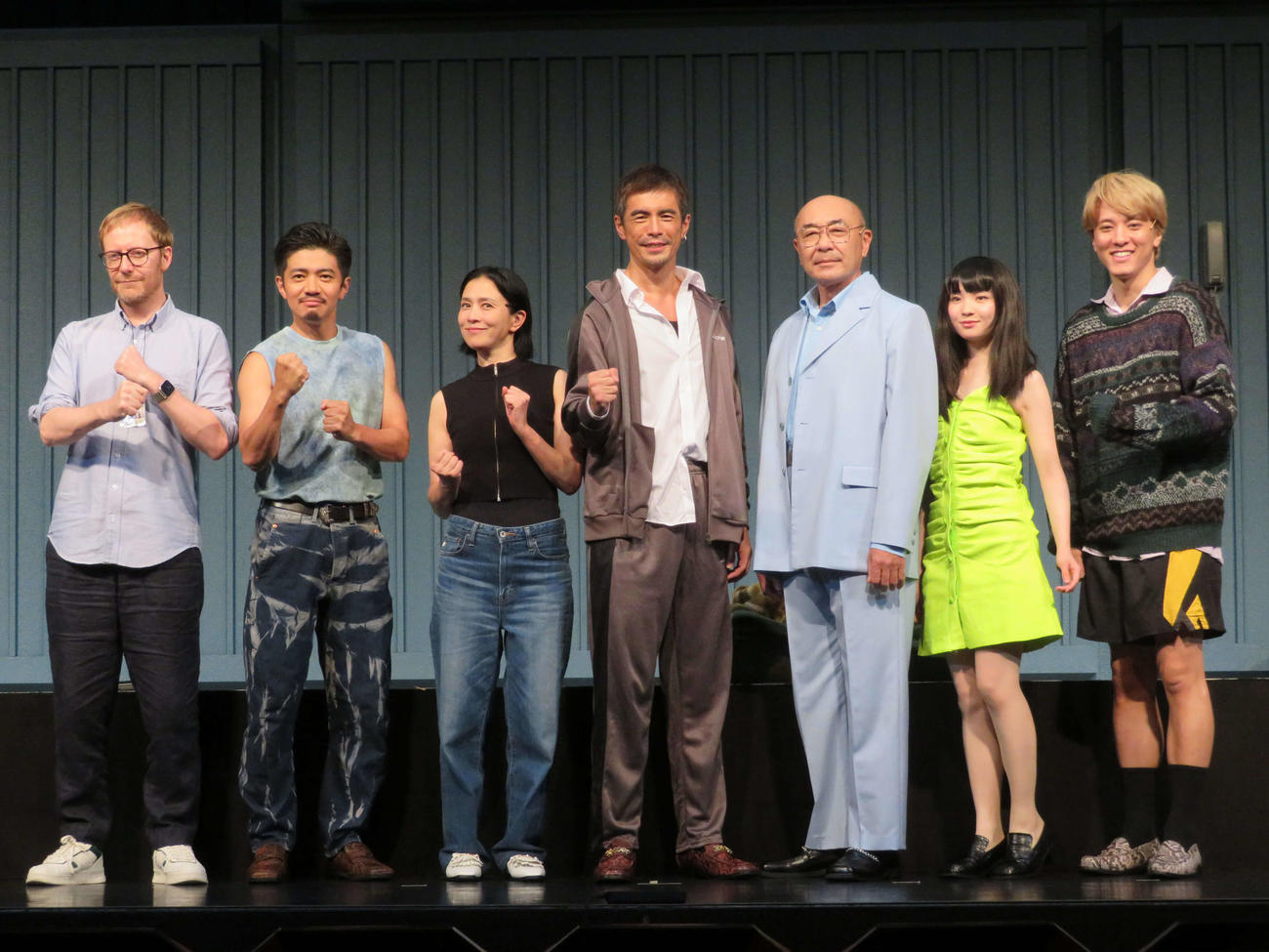 舞台「橋からの眺め」初日前会見に出席した、左からジョー・ヒル=ギビンズ氏、和田正人、坂井真紀、伊藤英明、高橋克実、福地桃子、松島庄汰（撮影・村上幸将）