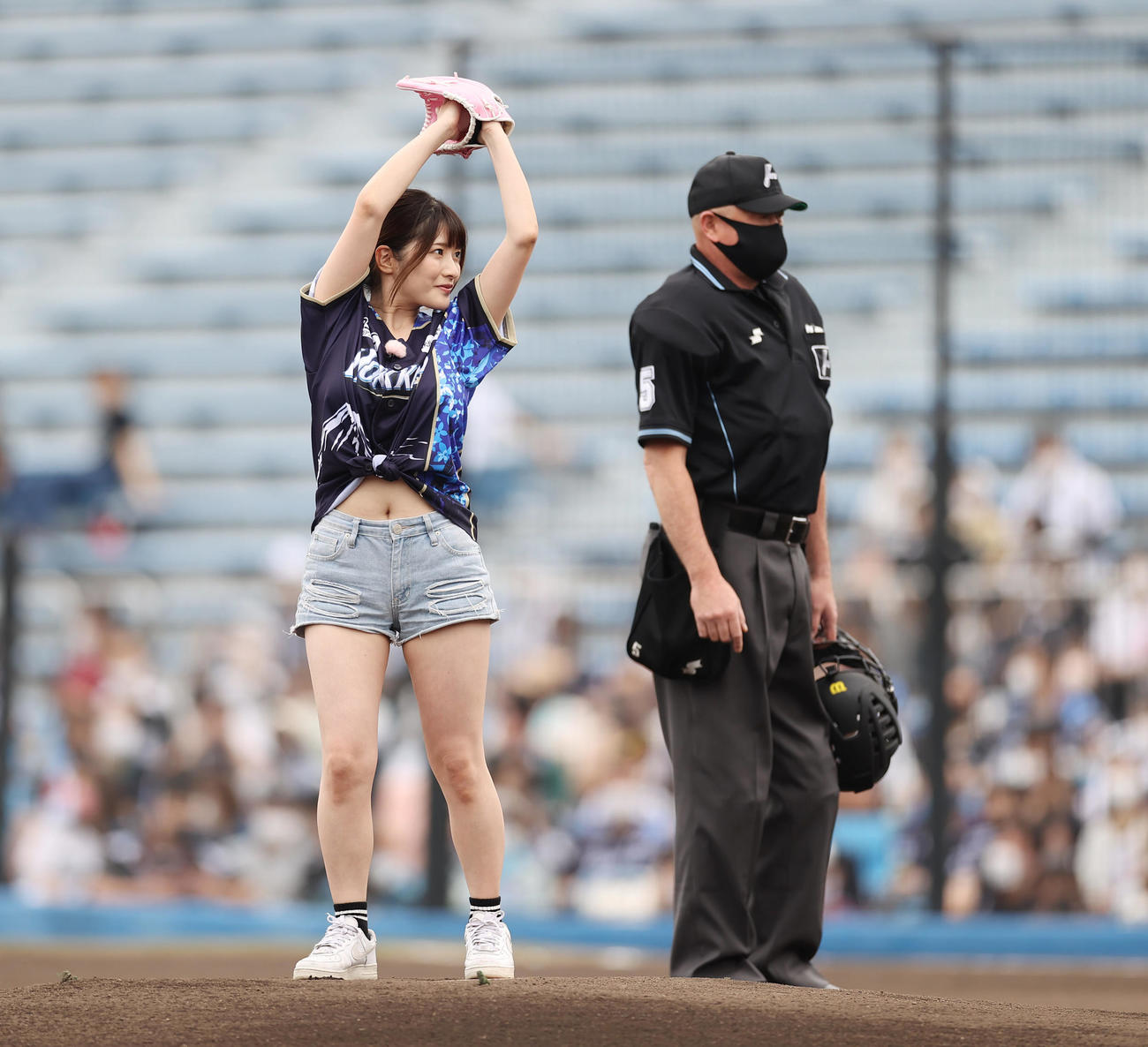 始球式を行う上矢えり奈（2021年6月撮影）