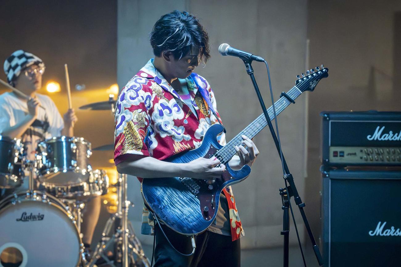 「パリピ孔明」で「MID DAY」を演奏する森崎ウィン（C）フジテレビ