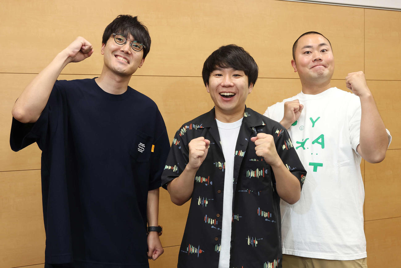 元気いっぱいカメラに向かってポーズを決めるお笑いトリオ・ハナコ。左から菊田竜大、秋山寛貴、岡部大（撮影・丹羽敏通）