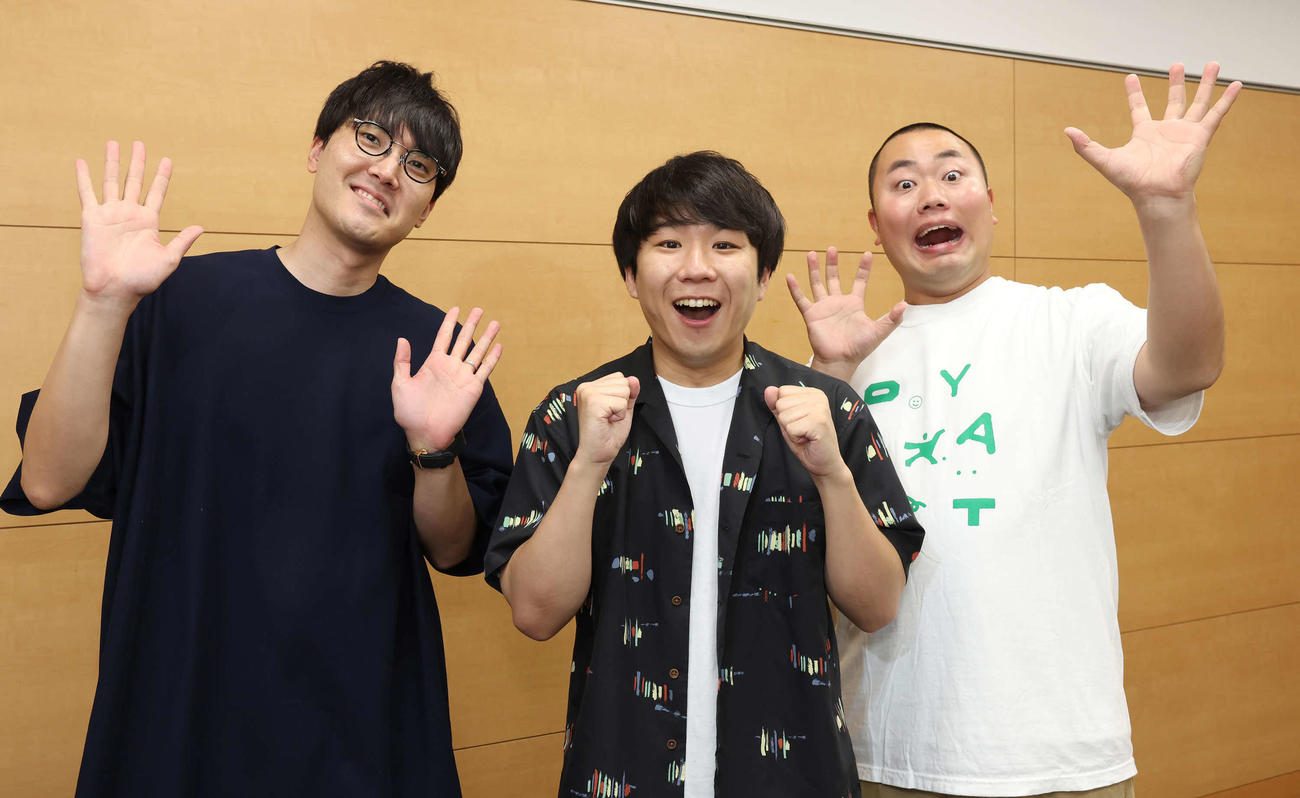 元気いっぱいカメラに向かってポーズを決めるお笑いトリオ・ハナコの左から菊田竜大、秋山寛貴、岡部大（撮影・丹羽敏通）