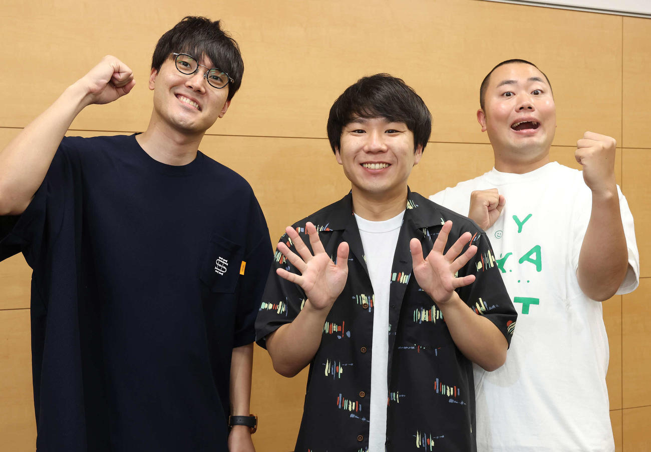 元気いっぱいカメラに向かってポーズを決めるお笑いトリオ・ハナコの左から菊田竜大、秋山寛貴、岡部大（撮影・丹羽敏通）