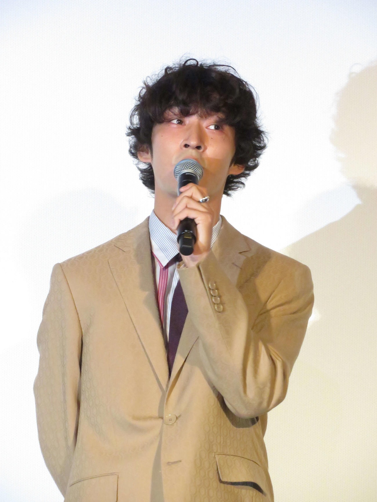 映画「夜が明けたら、いちばんに君に会いにいく」公開記念舞台あいさつに登壇した上杉柊平（撮影・村上幸将）