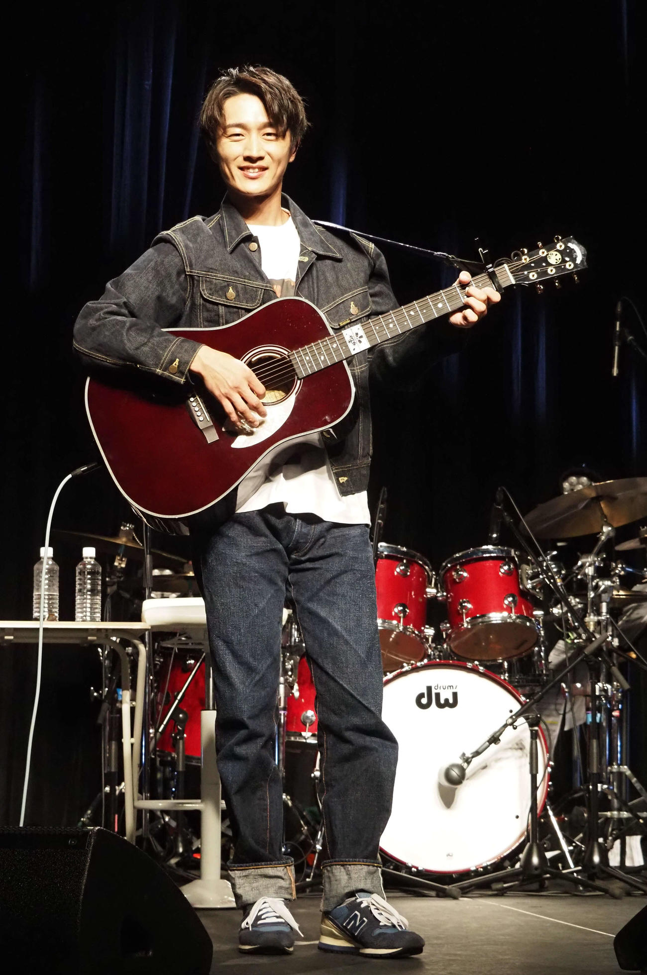 初アコースティックライブで歌う真田ナオキ（撮影・遠藤尚子）