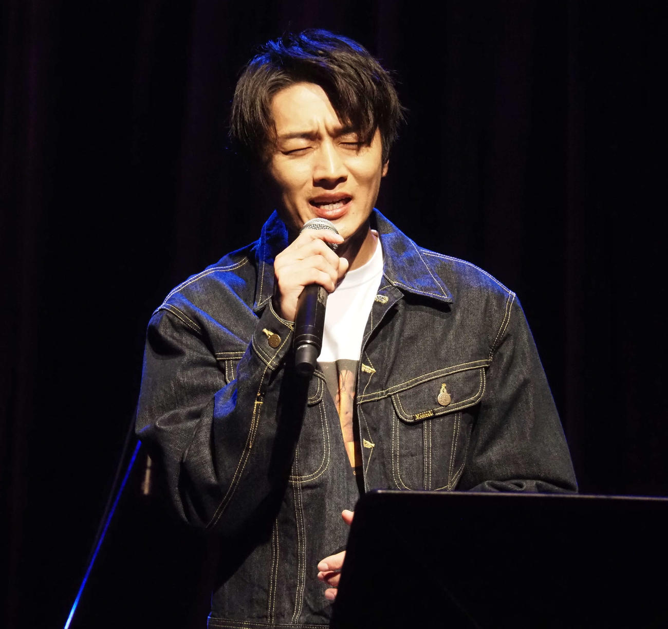 初アコースティックライブで歌う真田ナオキ（撮影・遠藤尚子）