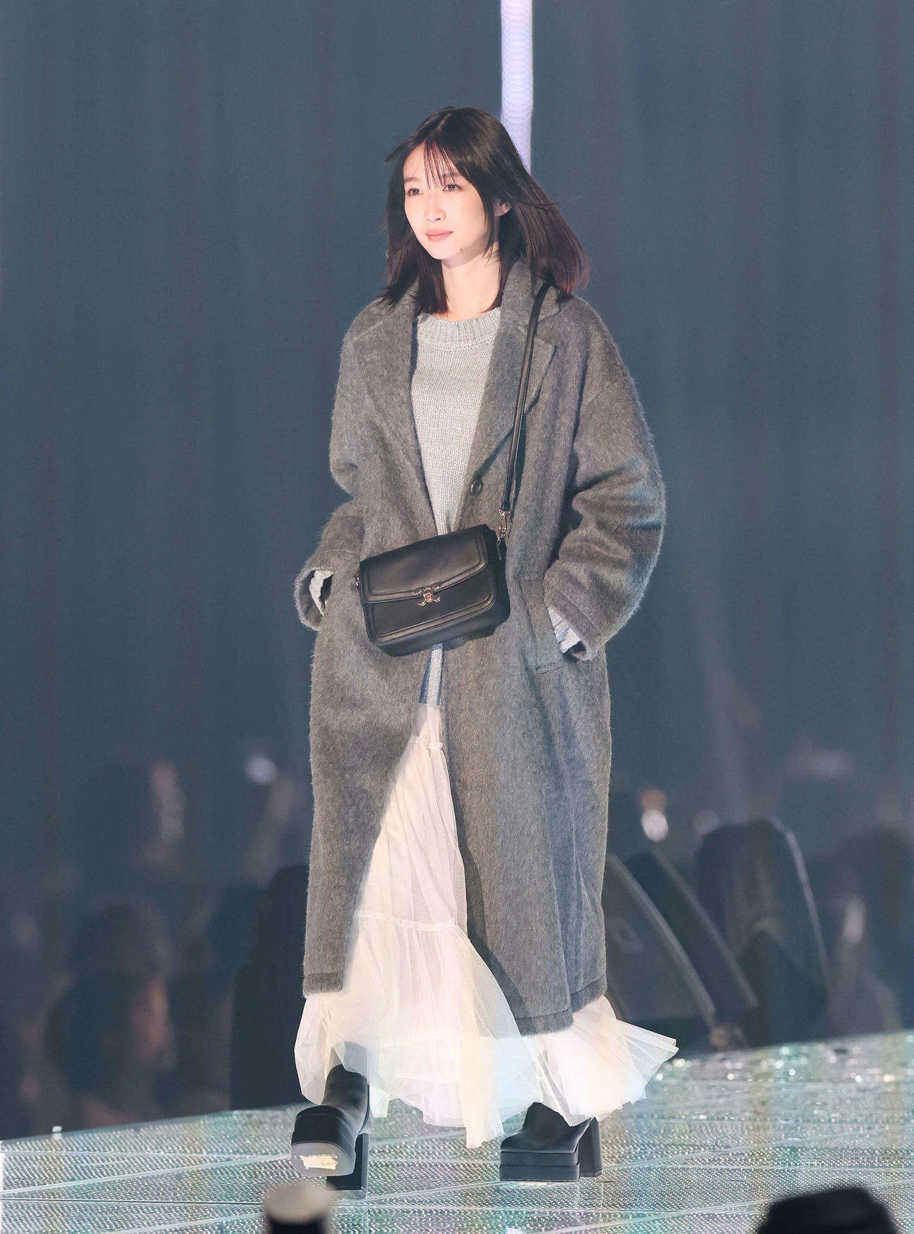 ランウエーを歩く岡本夏美（撮影・宮地輝）