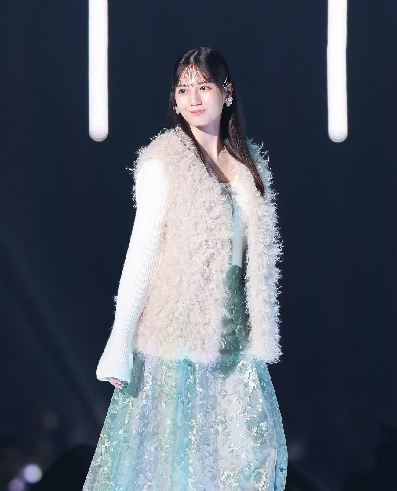 ランウエーで笑顔を見せる日向坂46小坂菜緒（撮影・宮地輝）