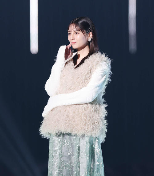 ランウエーでポーズを決める日向坂46小坂菜緒（撮影・宮地輝）