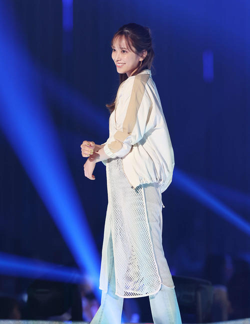 ランウエーで笑顔を見せる日向坂46佐々木久美（撮影・宮地輝）