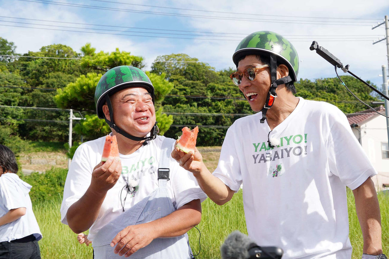 テレビ東京系バラエティー「出川哲朗の充電させてもらえませんか？」に5年ぶりに出演する明石家さんま（右）と出川哲朗（C）テレビ東京