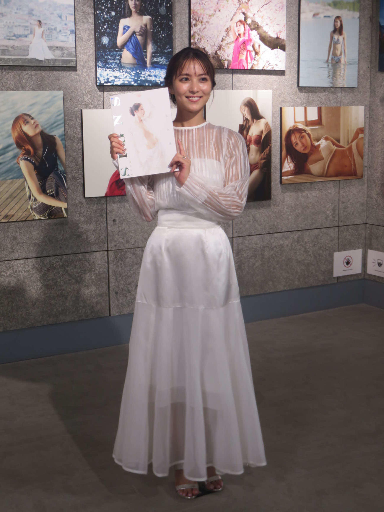 写真集「SIGNS］の発売記念イベントを行った石川恋