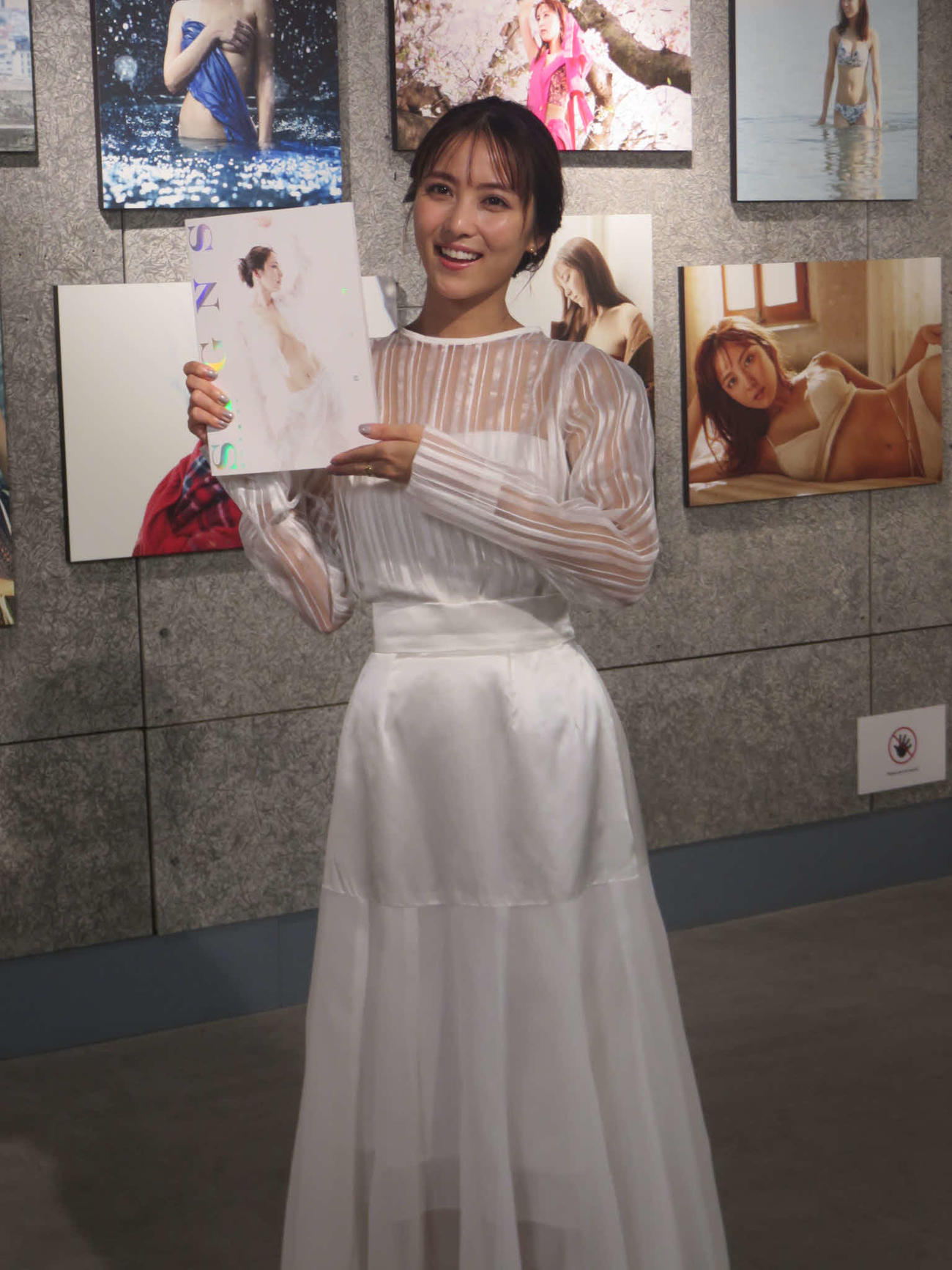 写真集「SIGNS］の発売記念イベントを行った石川恋