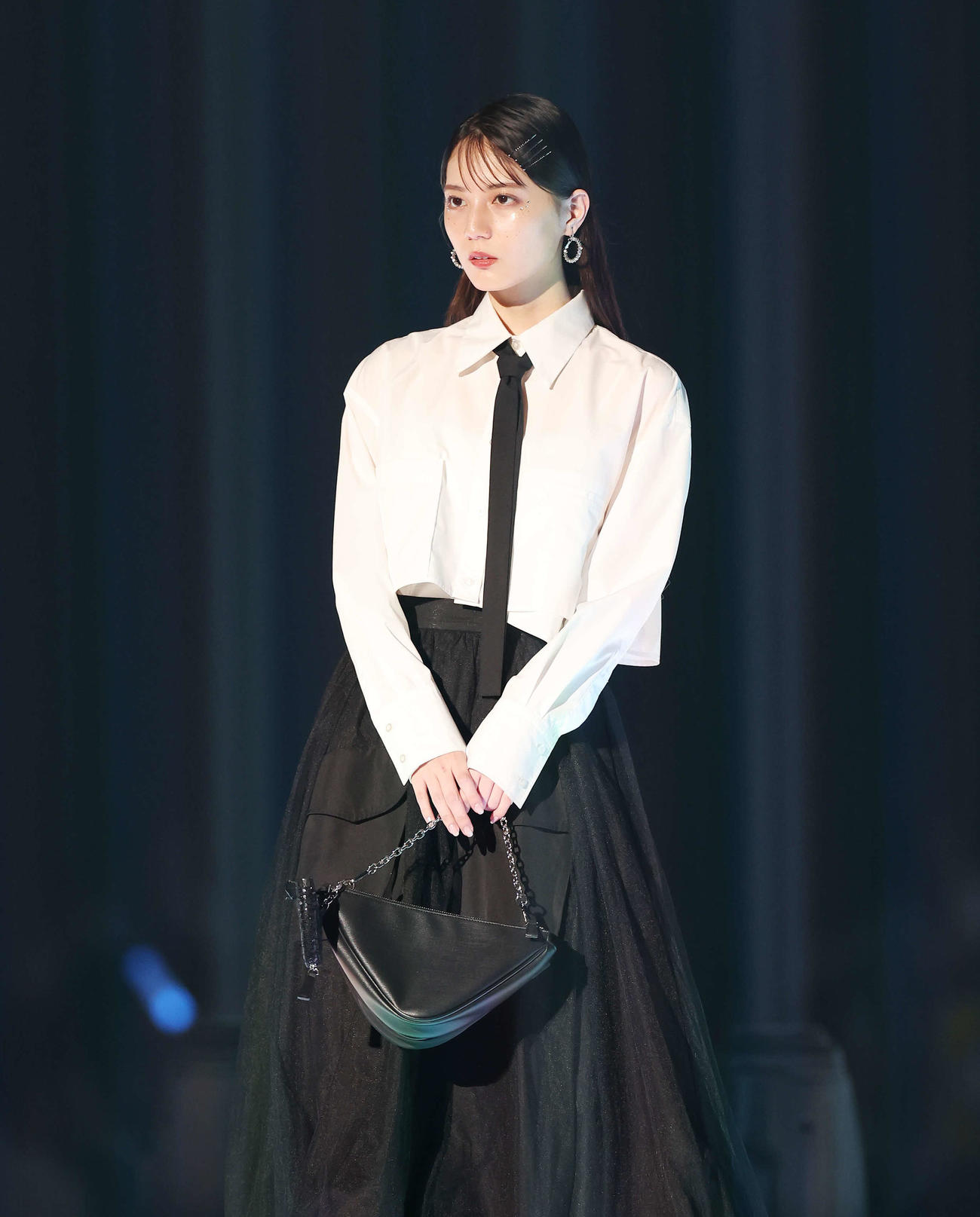 ランウエーでポーズを決める日向坂46小坂菜緒（撮影・宮地輝）