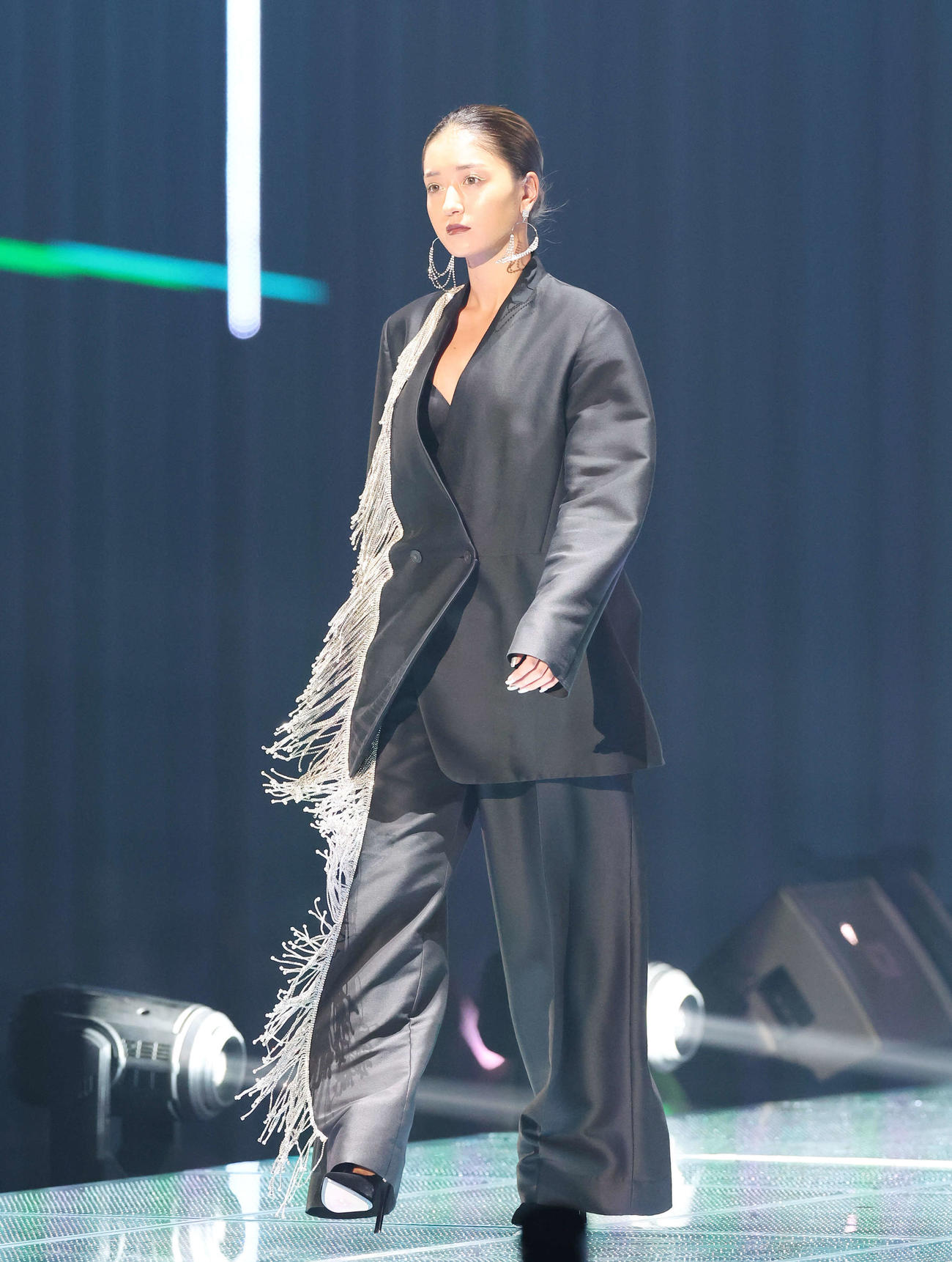 ランウエーを歩く池田美優（撮影・宮地輝）
