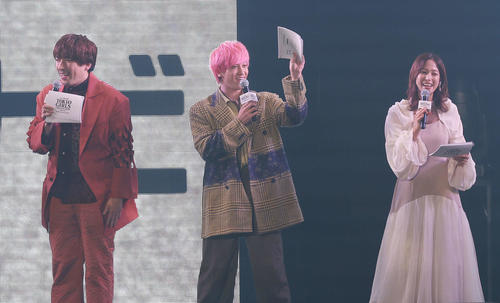 MCを務める左からEXITりんたろー。、兼近大樹、鷲見玲奈（撮影・宮地輝）