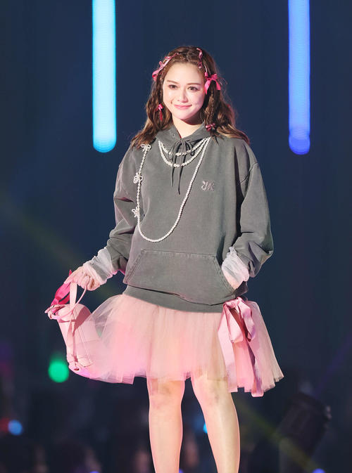 ランウエーでポーズを決める村重杏奈（撮影・宮地輝）