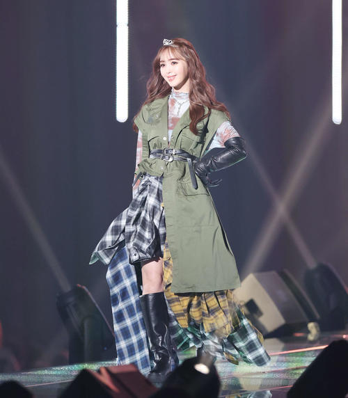「東京ガールズコレクション」でランウエーを歩く藤田ニコル（撮影・宮地輝）