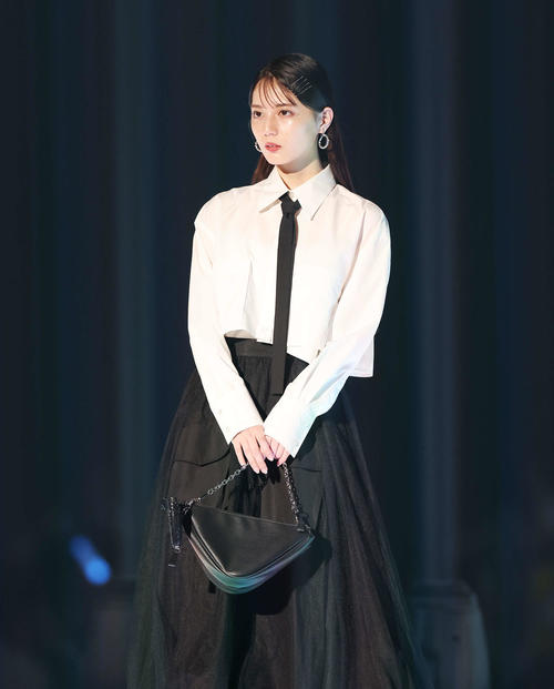 ランウエーでポーズを決める日向坂46小坂菜緒（撮影・宮地輝）