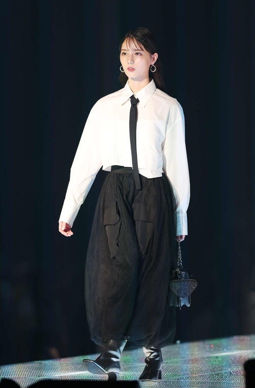 ランウエーを歩く日向坂46小坂菜緒（撮影・宮地輝）
