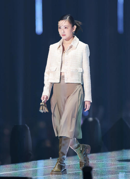 ランウエーを歩く生駒里奈（撮影・宮地輝）