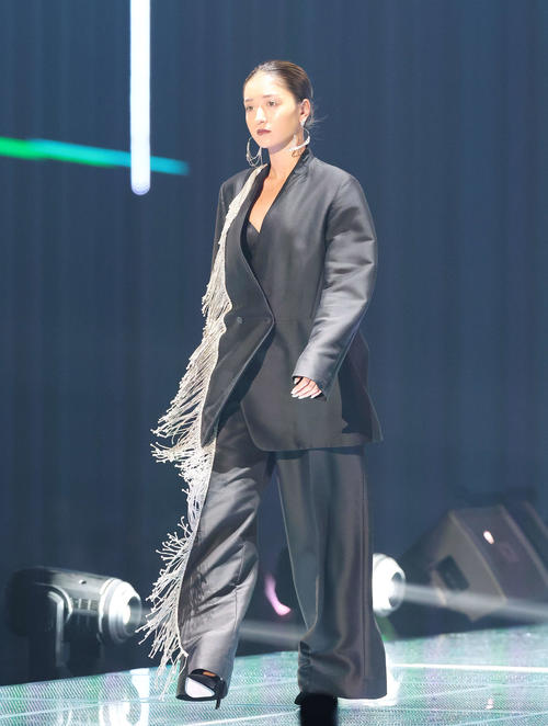 ランウエーを歩く池田美優（撮影・宮地輝）