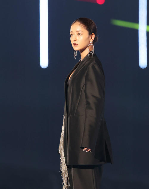 ランウエーでポーズを決める池田美優（撮影・宮地輝）