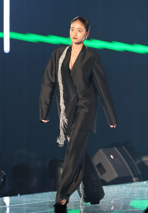 ランウエーを歩く池田美優（撮影・宮地輝）