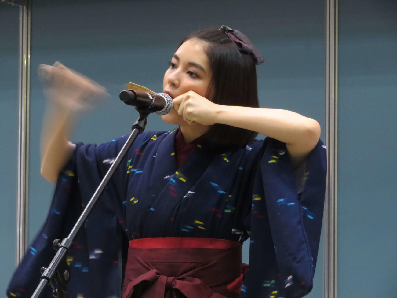 映画「カムイのうた」トークイベントでアイヌ民族の楽器ムックリを弾く吉田美月喜（撮影・村上幸将）