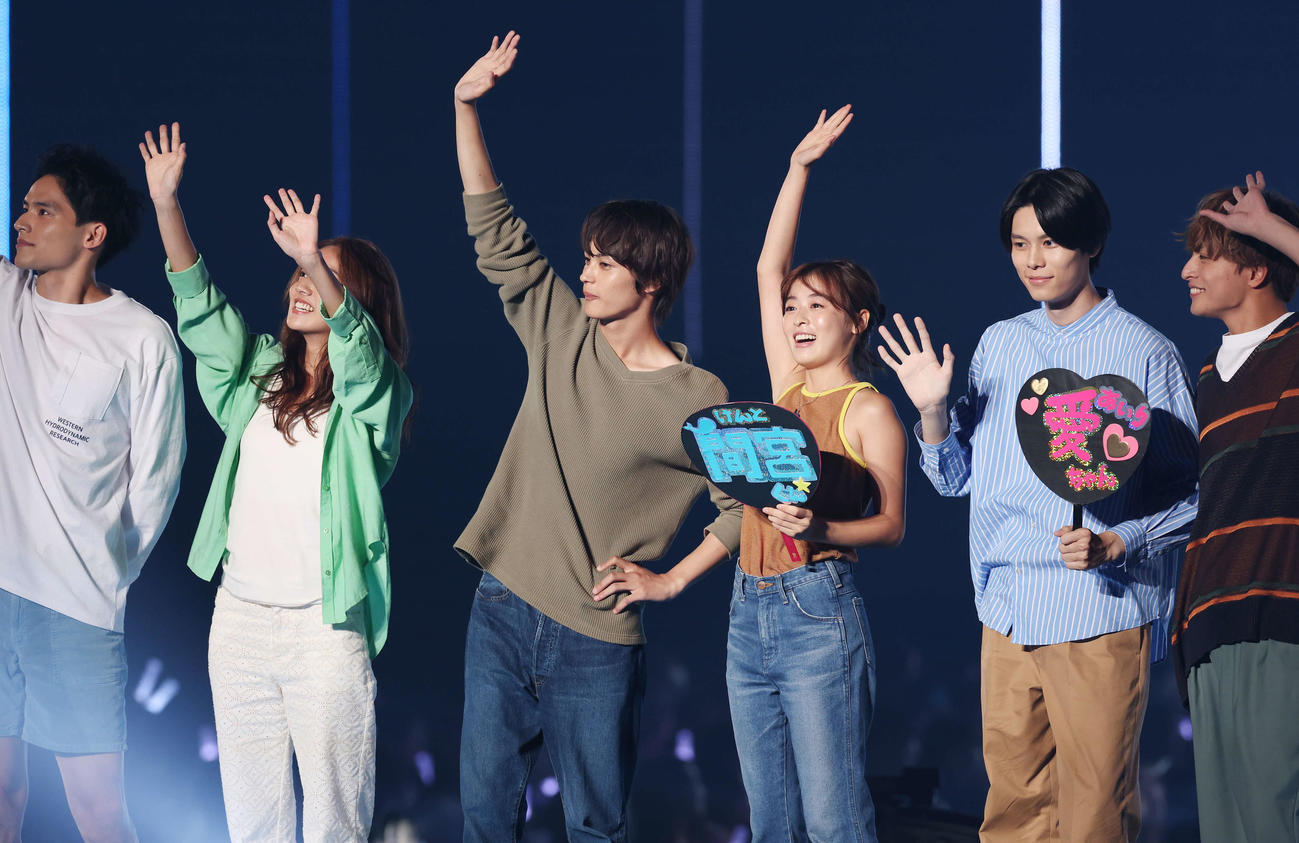 笑顔で手を振るドラマ「真夏のシンデレラ」の出演者。左から水上恒司、仁村紗和、神尾楓珠、森七菜、萩原利久、白濱亜嵐（撮影・宮地輝）