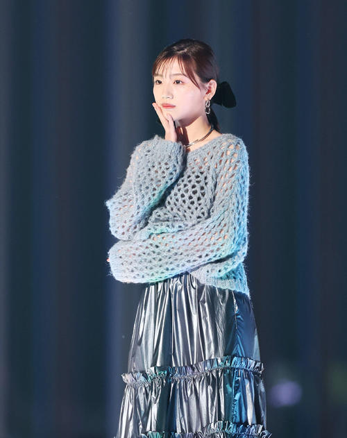 ランウエーでポーズを決める日向坂46佐々木美玲（撮影・宮地輝）