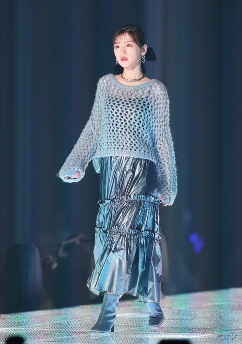 ランウエーを歩く日向坂46佐々木美玲（撮影・宮地輝）