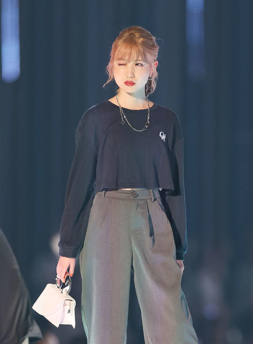 ランウエーでウインクする本田仁美（撮影・宮地輝）