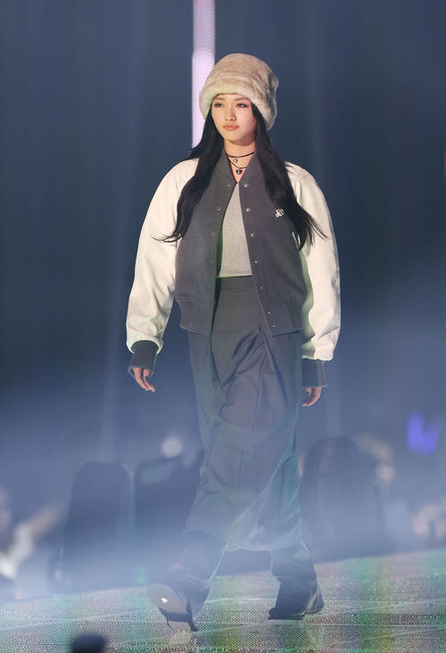 ランウエーを歩く櫻坂46山崎天（撮影・宮地輝）