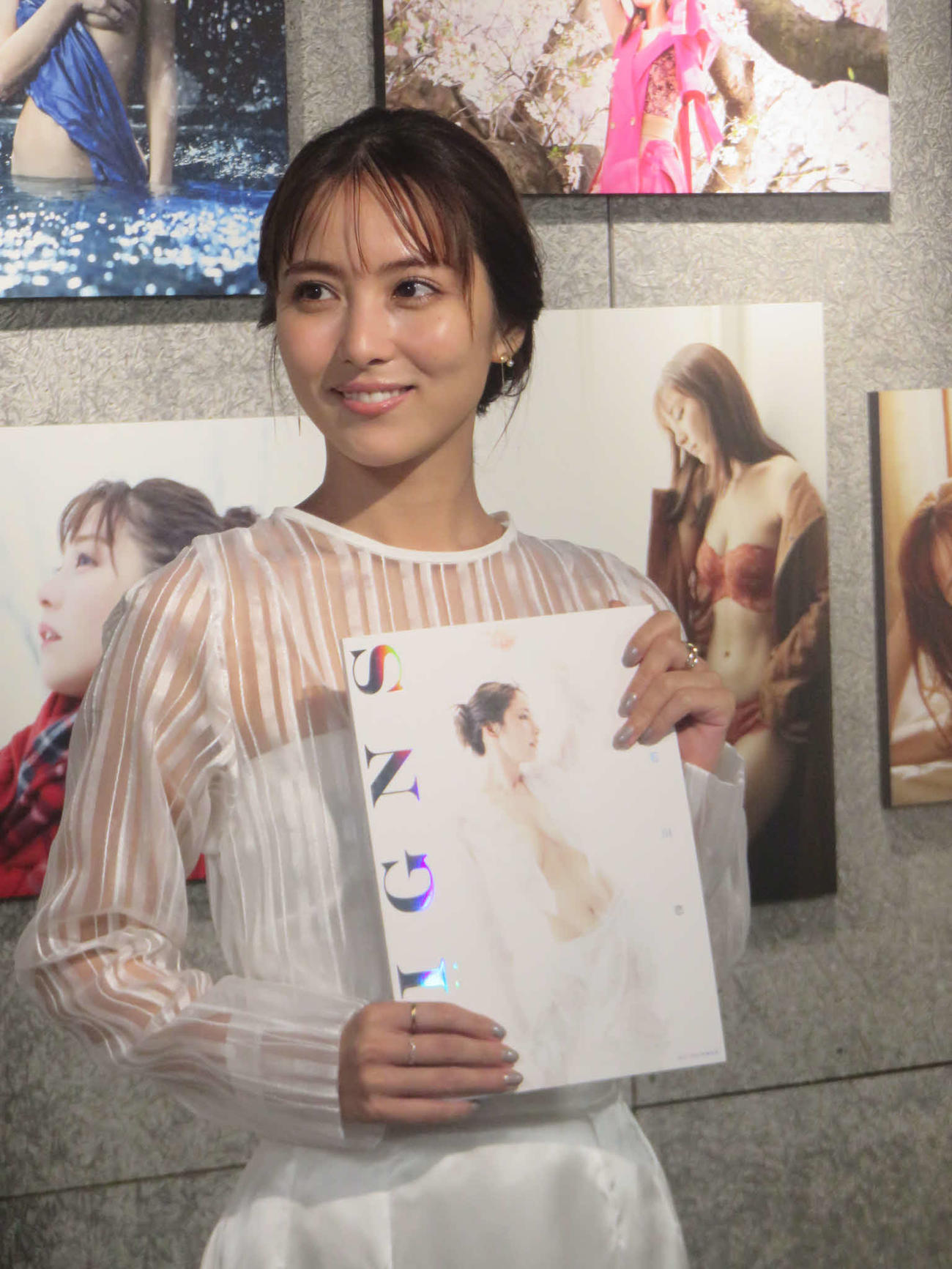 写真集「SIGNS］の発売記念イベントを行った石川恋