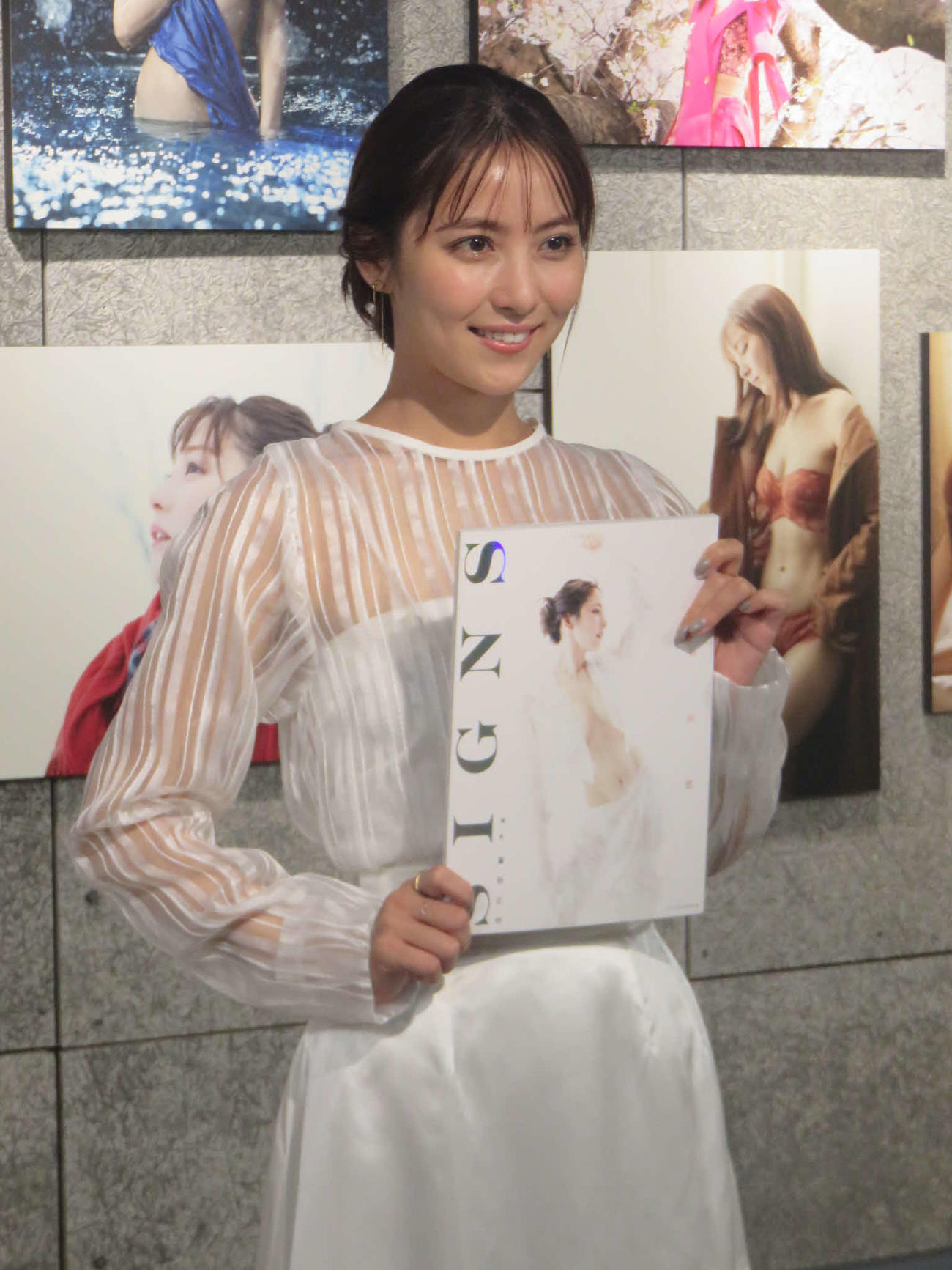 写真集「SIGNS］の発売記念イベントを行った石川恋