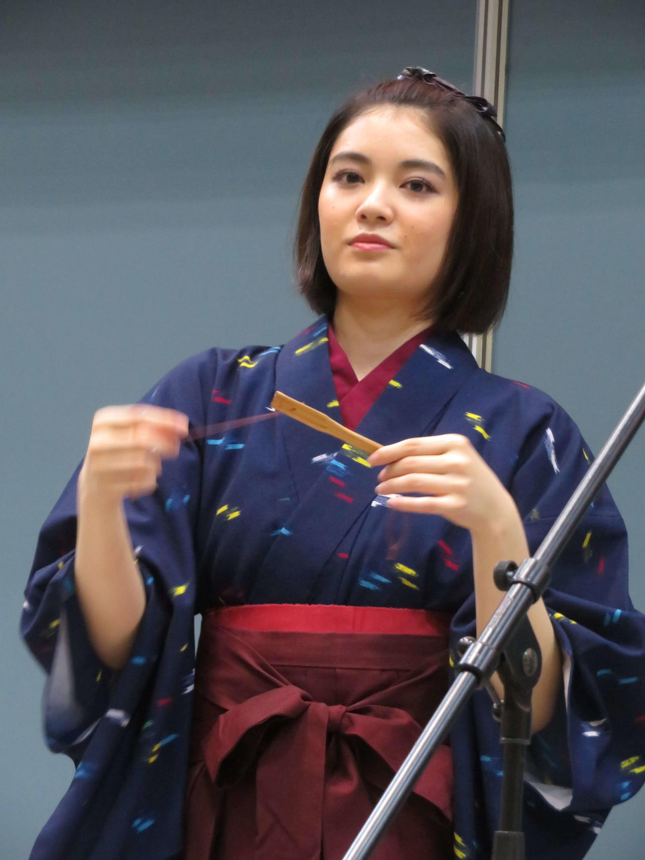 映画「カムイのうた」トークイベントでアイヌ民族の楽器ムックリを手にする吉田美月喜（撮影・村上幸将）