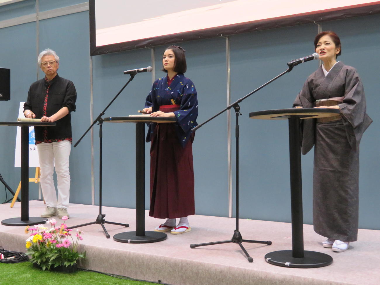映画「カムイのうた」トークイベントに登壇した、左から菅原浩志監督、吉田美月喜とユーカラ「小鳥の耳飾り」を歌う島田歌穂（撮影・村上幸将）