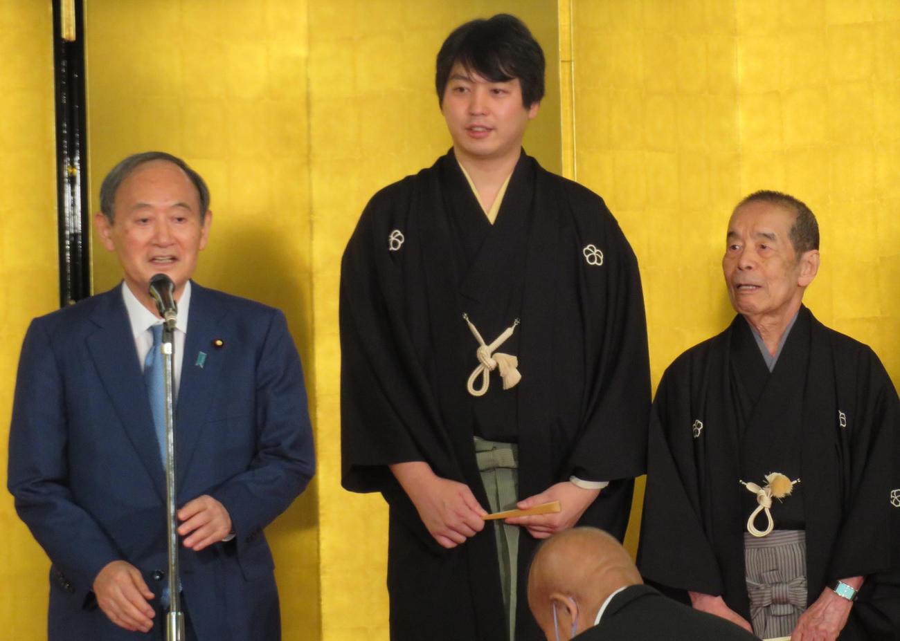 真打ち披露パーティーを開催した林家木りん（中央）と祝辞を述べる菅義偉前首相（左）と師匠の林家木久扇
