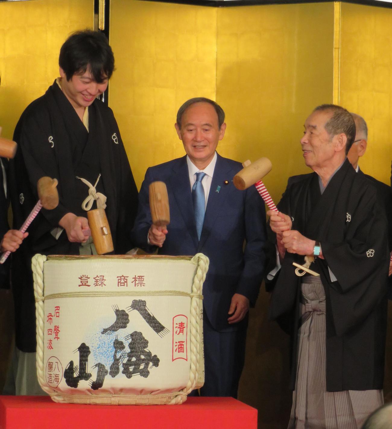 林家木りんの真打ち披露パーティーで鏡開きを行う、左から菅義偉前首相、木りん、林家木久扇