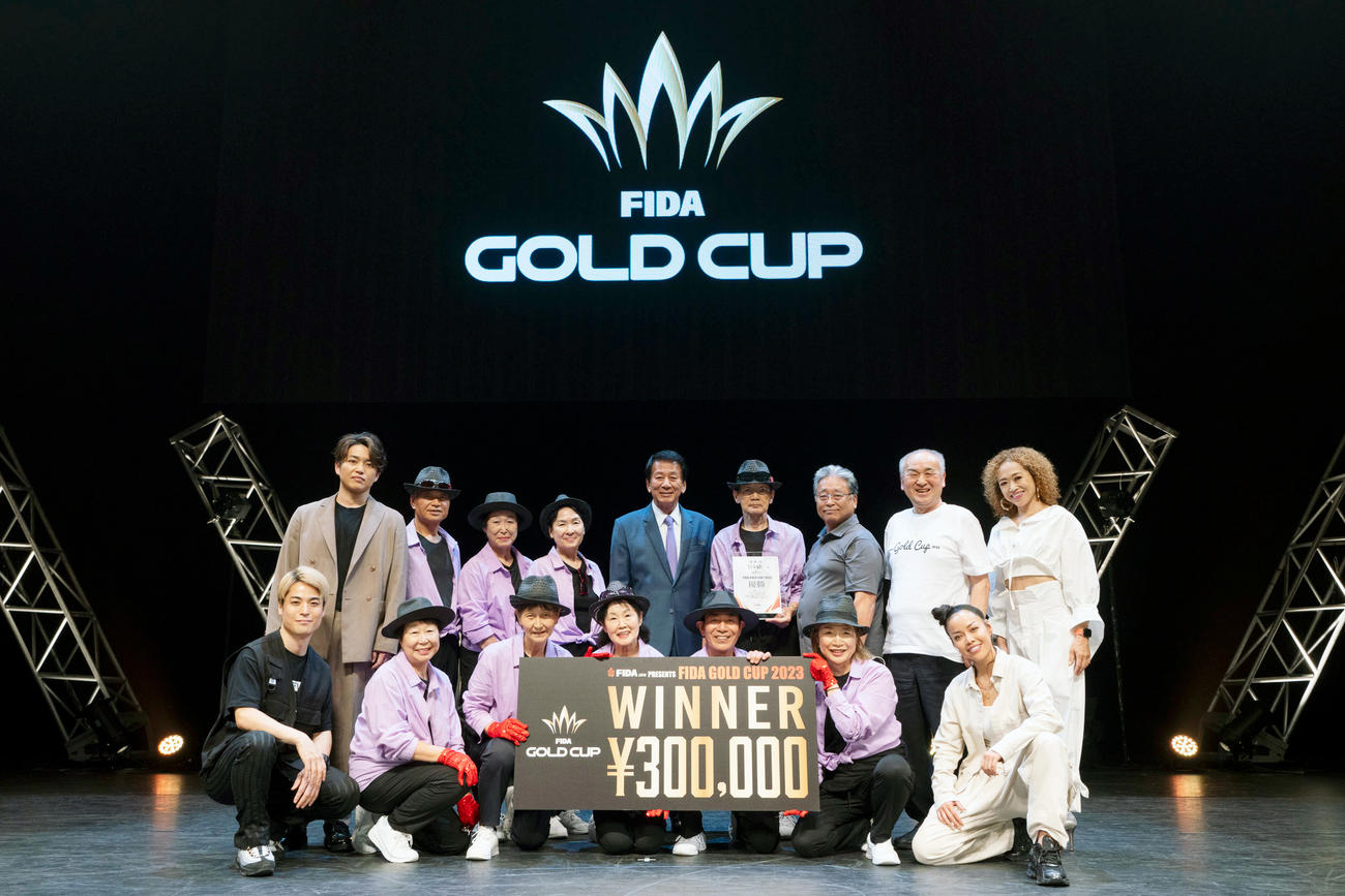 「FIDA GOLD CUP」で優勝したチームYDK65のメンバーと記念撮影に応じるFIDA JAPAN名誉会長の杉良太郎（中央）