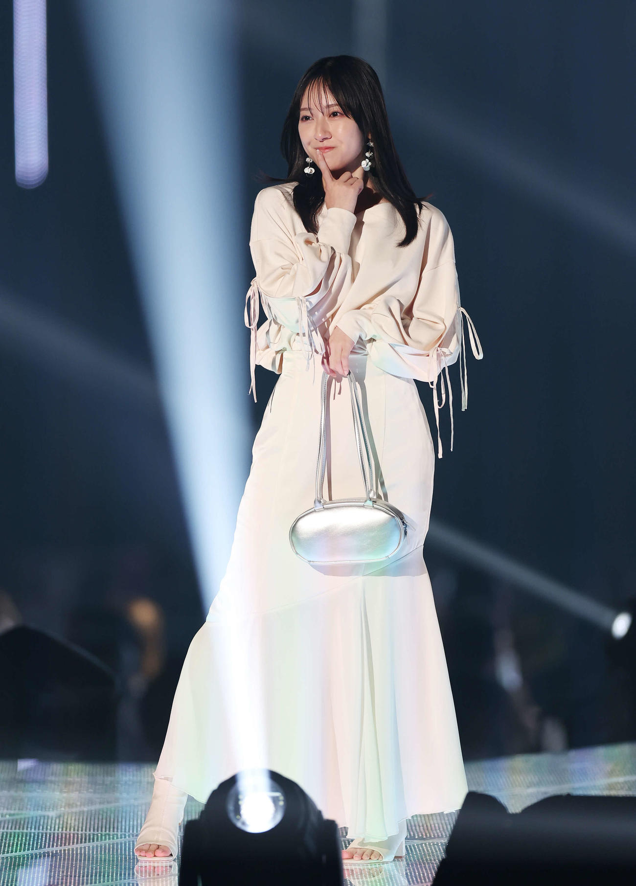 ランウエーでポーズを決める日向坂46金村美玖（撮影・宮地輝）