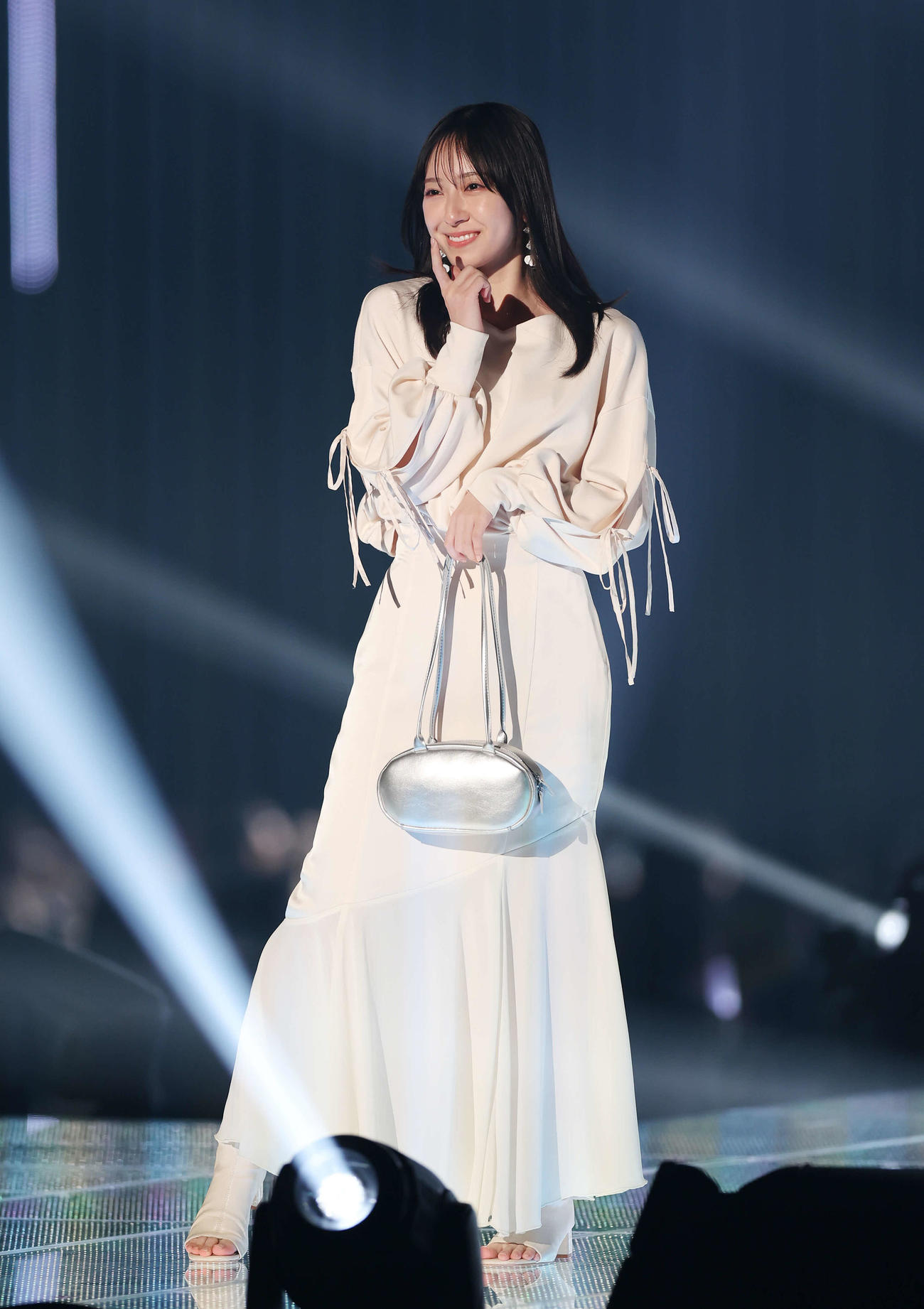 ランウエーでポーズを決める日向坂46金村美玖（撮影・宮地輝）